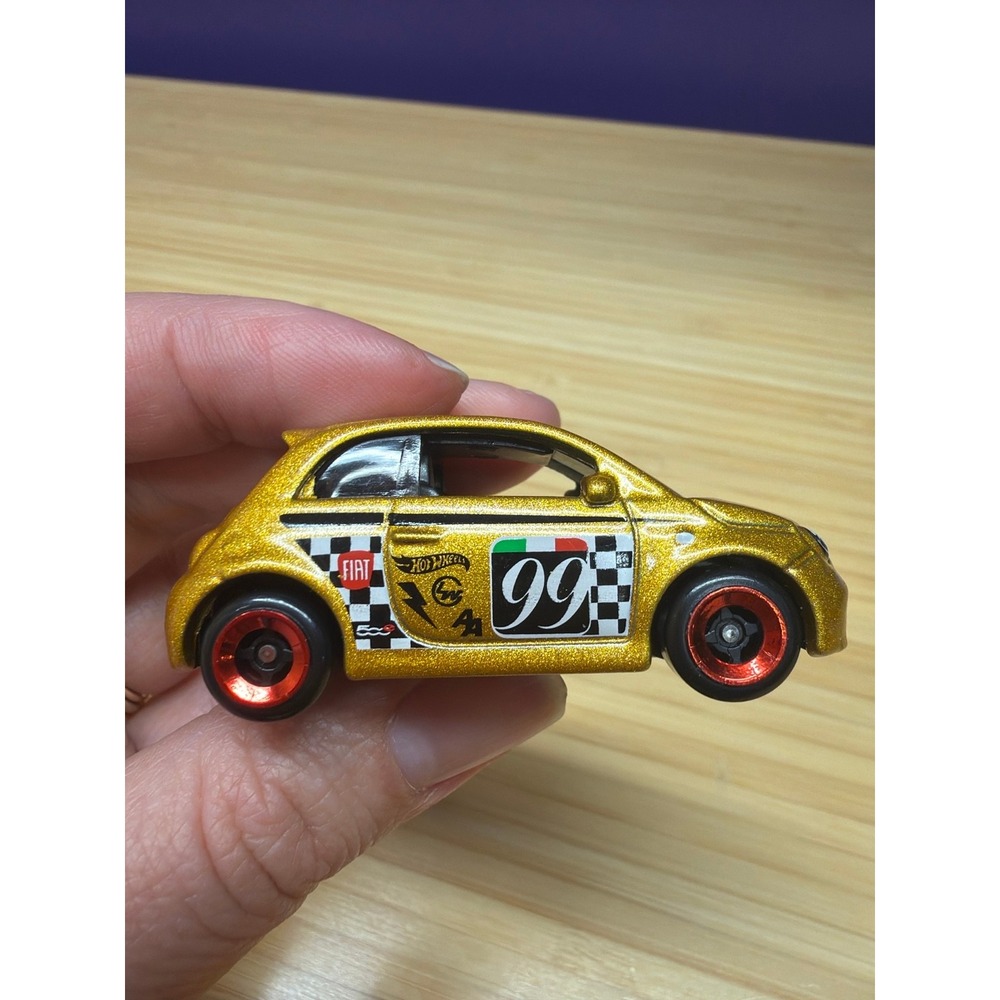 Hot Wheels Fiat 500e Gold #99 Race Car Diecast‎ 2018 Mattel